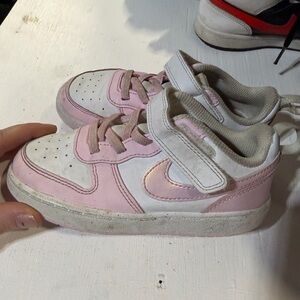 Nike Kids White and Pink Velcro Low-Top Sneakers